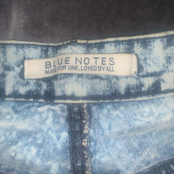 Women’s High-Waisted Acid Wash Denim Shorts - Picture 3 of 5